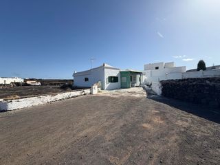 House  Calle montaña de tremesana. Rebajada venta de vivienda con terreno en yaiza