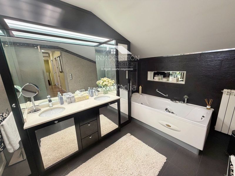 Foto 12327c78-8930-4fb8-bf31-c07a54d10ae3. Casa amb calefacció aparcament a Ensanche - Franciscanos Albacete