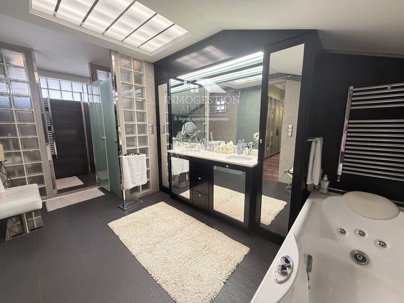 Foto ddedf129-28fd-4a67-832f-64d1d42b1274. Casa amb calefacció aparcament a Ensanche - Franciscanos Albacete