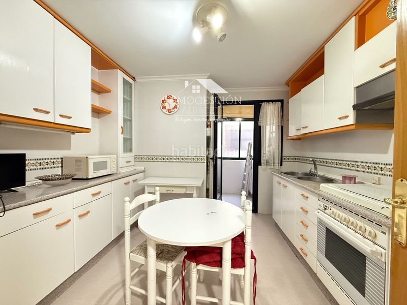 Foto 86c9f8bf-3667-46e7-9fe0-bc4e91f7a884. Rent flat with heating parking in Centro Albacete