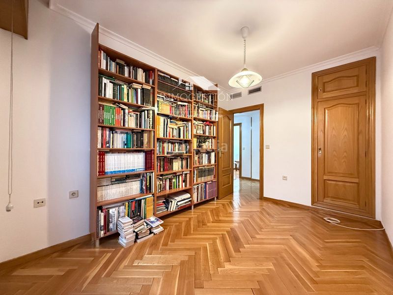 Foto c48f5d8f-469b-49e4-ad04-046ff74215e3. Rent flat with heating parking in Centro Albacete