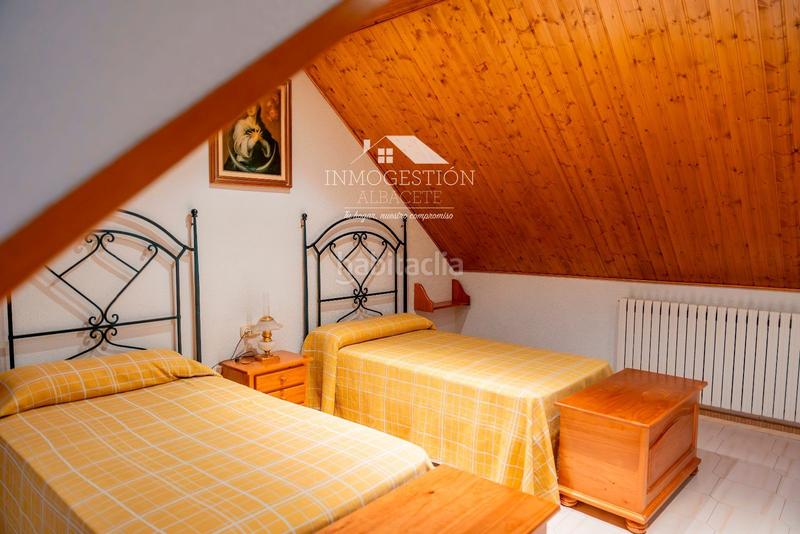 Foto 856e9a4b-9eb2-4061-a51f-966efe8a3e5e. Casa chalet independiente en urbanizacion pinares del jucar en Albacete