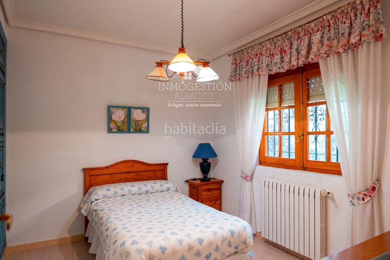 Foto 89ffa1fc-1c67-4934-811f-ea6760280fec. Casa chalet independiente en urbanizacion pinares del jucar en Albacete