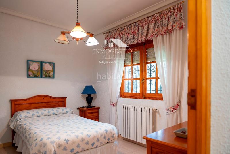 Foto c6e3f21b-f706-44c3-bf1b-1a43a3661ab0. Casa chalet independiente en urbanizacion pinares del jucar en Albacete
