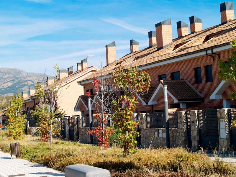 Foto 73b5cb42-5f3e-496d-b6e7-b30d196ca9c2. Promotion Urbanización Los Pinarejos dans Miraflores de la Sierra. Logements de biens neufs