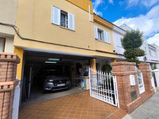 Casa en Mairena del Alcor. Casa de dos plantas con cochera