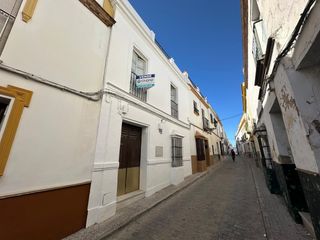 House in Marchena. Casa de dos plantas en san miguel