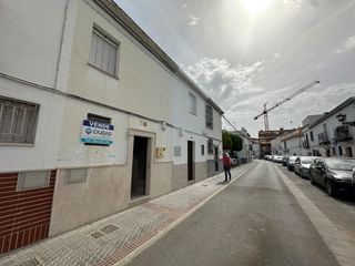 House  Calle de mariano lópez goytia. Vivienda de dos plantas en barrio la guita