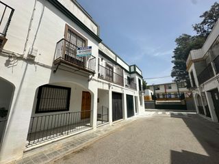 Maison  Calle azahar. Vivienda de dos plantas con patio y cochera