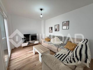 Maison jumelée à Lebrija. Casa adosada con sótano, patio y azotea  zona bulevar