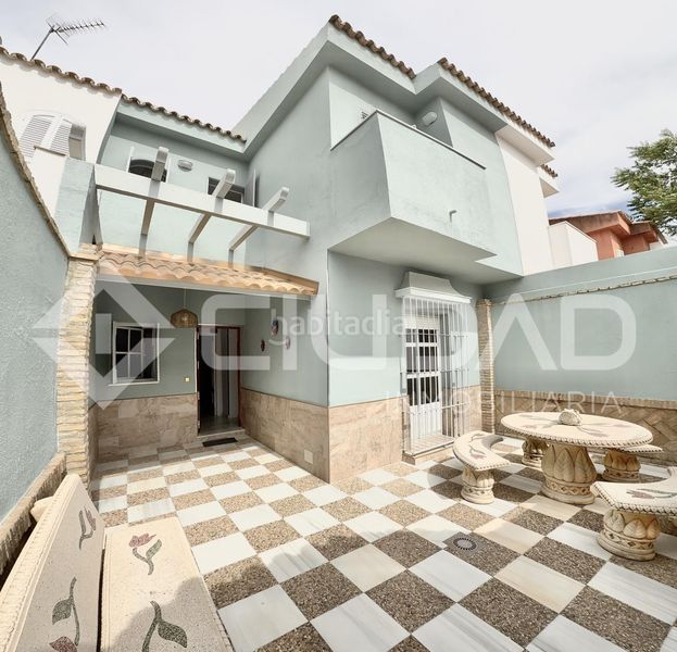 Foto e46e8079-7352-40bc-8e43-86838c3f17fb. Casa adosada en Lebrija