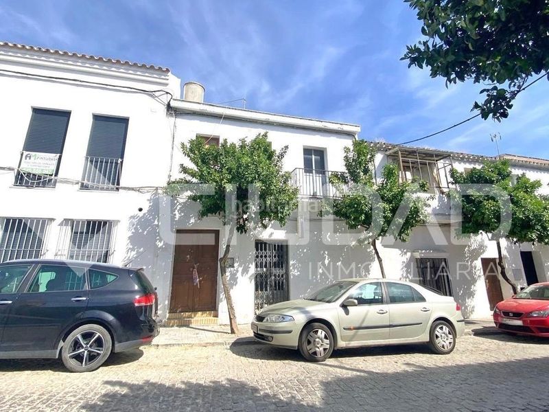 Foto 7c7b2128-6805-41d8-aac0-b491bc64efa9. Casa en calle de sevilla 50 en Lebrija