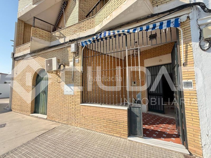 Foto 04f483c0-d9aa-4a1b-bd04-a2eeae5f8ff0. Casa amb aparcament a Lebrija