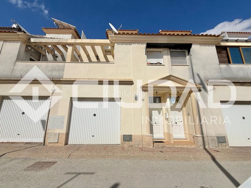 Foto a25c3f5e-a242-4213-8075-42ad67d5a5c5. Casa adossada amb aparcament a Lebrija