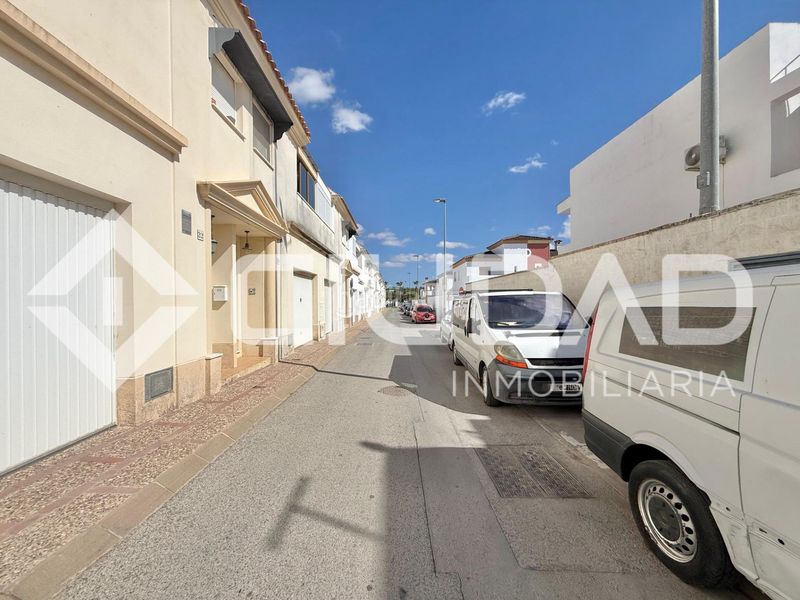 Foto ccad7b2f-b579-40ec-9e12-8f568f9dc056. Casa adossada amb aparcament a Lebrija