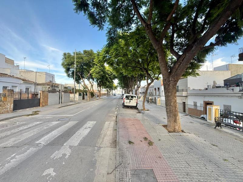 Foto fba3e654-78a2-4ea4-9efe-9edbbea02e6e. Casa en venta casa en esquina zona parque de la oña, cádiz en Trebujena