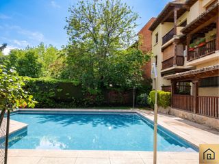 Casa adossada a Calle cañada 30. El encanto rústico que la obra nueva no puede comprar, con pisci