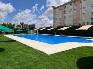 Appartement à Salesianos. Piso con piscina garaje y trastero.