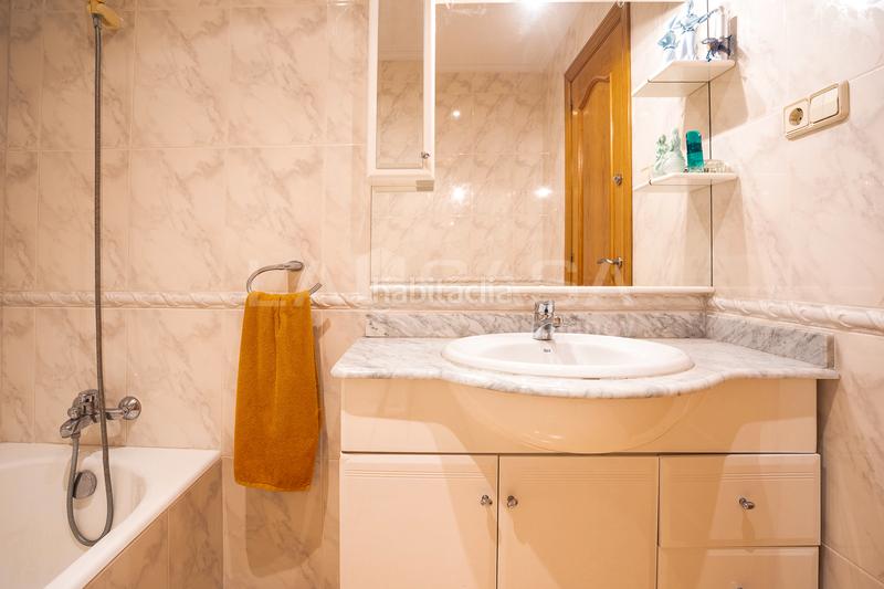 Foto 4b196bd6-bfe9-444b-938d-dc243153ebd2. Semi detached house with parking in Font Verda Granollers