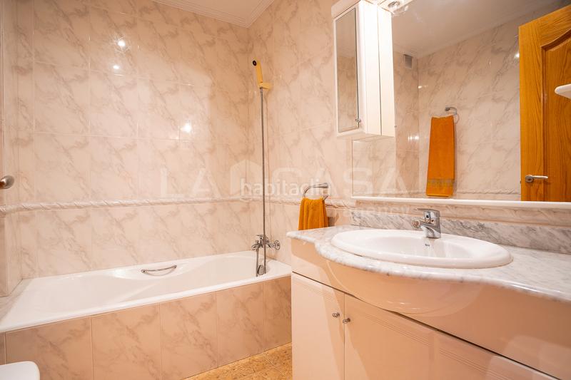 Foto dbecf670-e88f-457e-92eb-7afe33ed0764. Semi detached house with parking in Font Verda Granollers