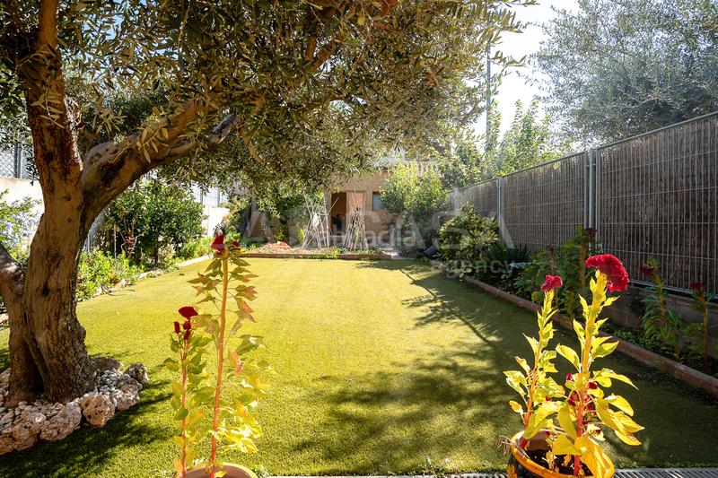 Foto fa066846-ef02-4b33-8fd2-72cc5694abd5. Semi detached house with parking in Font Verda Granollers