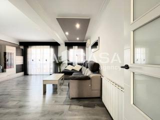 Pis a Llefià. Piso todo exterior en octava planta con 3 habitaciones, excelent