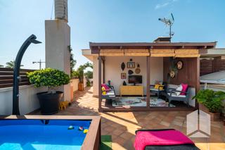 Zweistöckige Wohnung in Baixador. Ático dúplex en lluminetes con terraza privada, piscina y a poco
