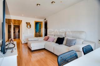 Appartement à El Besòs. Buscas un piso luminoso, bien ubicado y con vistas al mar? esta