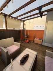 Appartement à La Torrassa. Reformada con balcón y terraza privada  75 m en finca clásica