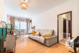 Pis a Castell-Poble Vell. La casa agency presenta en exclusiva amplio piso de 4 habitacion
