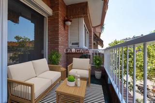 Etagenwohnung in El Camp de l´Arpa del Clot. Vivienda amplia de 100 m con balcón en sagrada familia