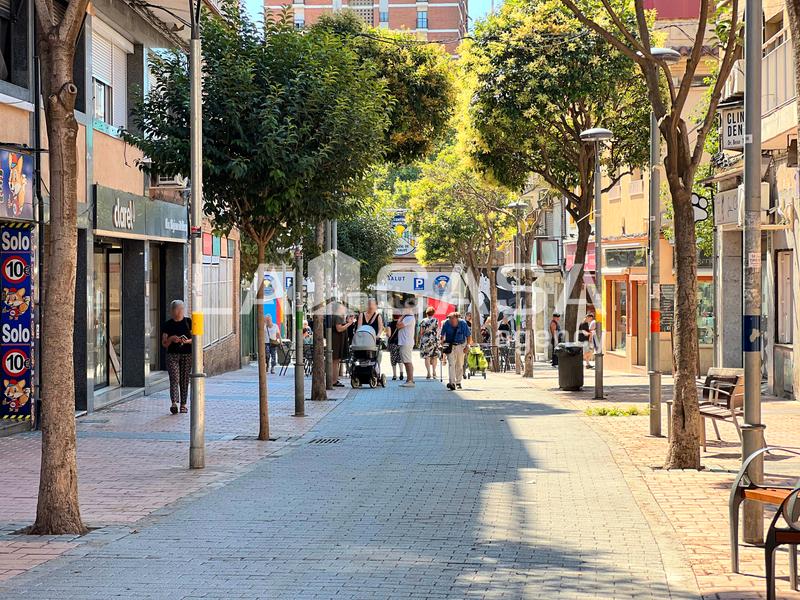 Foto c85e2603-f242-42a4-bcb9-3eb5c8429d37. Büro in La Salut Badalona