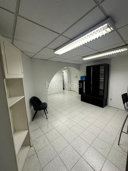 Foto 0ef44f6c-6baf-47df-b71c-010b7c1d3746. Local comercial local en entresuelo ideal para despacho profesional u oficina en Sant Antoni en Barcelona