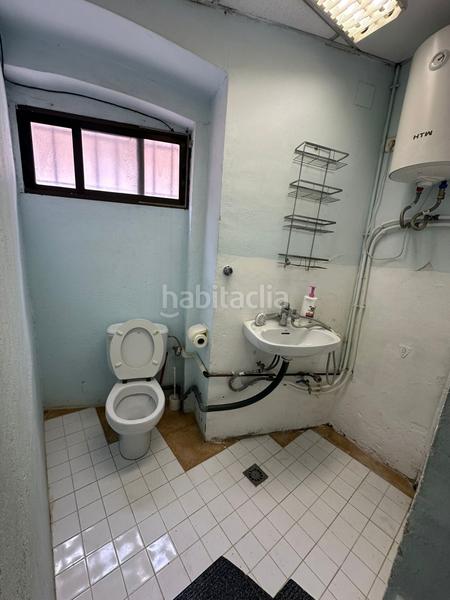 Foto 29a757e6-37b4-4a8c-9ad9-ad59fd6f9de9. Local comercial local en entresuelo ideal para despacho profesional u oficina en Sant Antoni en Barcelona