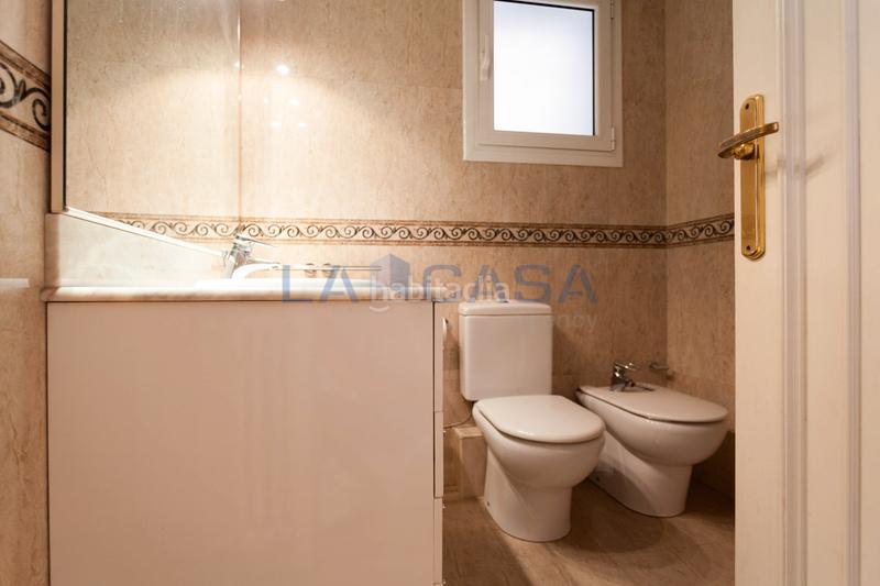 Foto 50d7ba9d-f2f5-4b1e-bf32-8ff217b21388. Piso  con gran potencial en sagrada familia 84 m en finca con ascensor en Barcelona