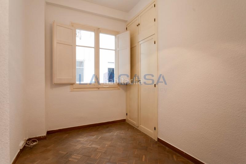 Foto 6001a313-e338-4162-bd5e-540d1b7a9c0b. Piso  con gran potencial en sagrada familia 84 m en finca con ascensor en Barcelona