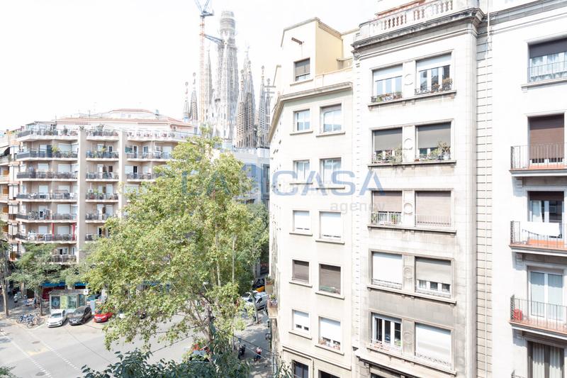 Foto 8a2dc9a0-883c-47f1-97cb-aec5ad6bcec3. Piso  con gran potencial en sagrada familia 84 m en finca con ascensor en Barcelona