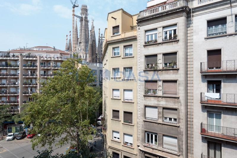 Foto cc1a6c0f-cb37-4001-9da1-9f83db3a91cb. Piso  con gran potencial en sagrada familia 84 m en finca con ascensor en Barcelona