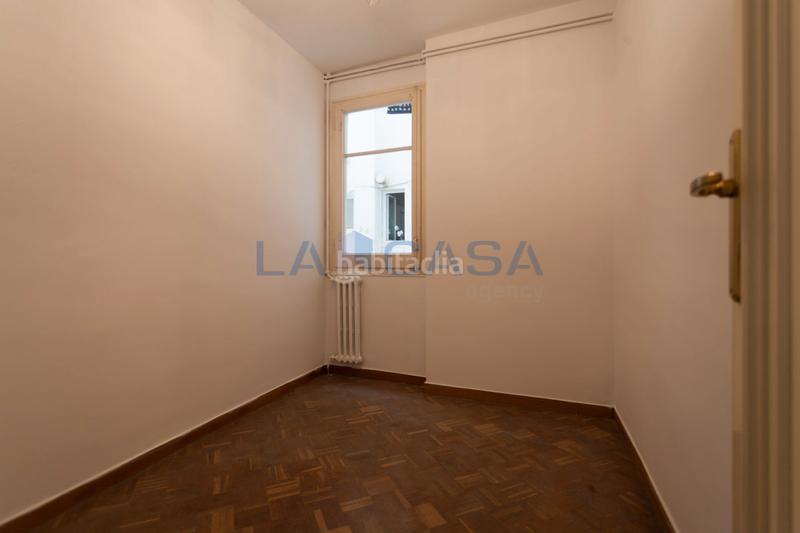 Foto ef457a54-92e3-4a74-be43-d79340887cf6. Piso  con gran potencial en sagrada familia 84 m en finca con ascensor en Barcelona