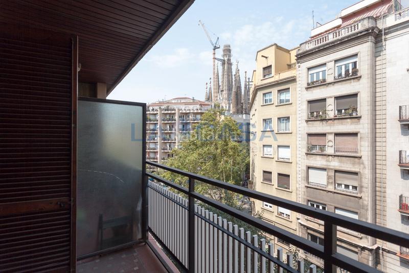 Foto f8c68c7f-b54f-4aea-b926-f6257344a99f. Piso  con gran potencial en sagrada familia 84 m en finca con ascensor en Barcelona