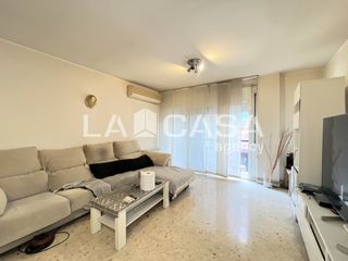 Flat in Fondo. Piso en venta en calle circumvallació, badalona