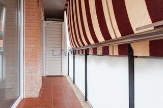 Appartamento in Les Planes. Piso actualizado junto al metro florida  balcón, patio y terraza