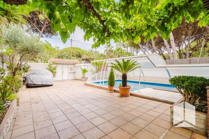 Foto bd4a24e5-a80f-4a40-b0b6-bf6bd2272318. Casa amb aparcament piscina a La Pineda Castelldefels