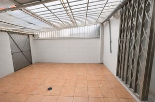 Planta baixa a Passeig Maragall. La casa agency presentaplanta baja exterior con terraza cubierta