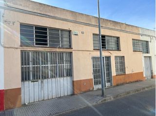 Nau industrial  Carrer josep grabulosa. Nau industrial amb altell i pati – santa coloma de farners