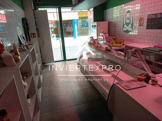 Traspàs Local Comercial  Carrer de l'escola industrial. Se traspasa local en sabadell centro, equipado y con licencia de