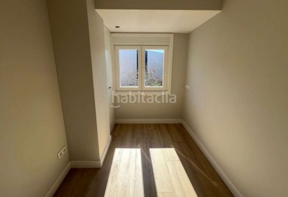 Foto c37a606c-a0d8-4a1e-96c7-6857ba66cb3c. Pis a Porta Nova Ferrol