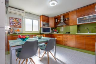 Casa aparellada  Calle doctor severo ochoa. Casa en lomalinda con 5 dormitorios. apartamento en planta baja