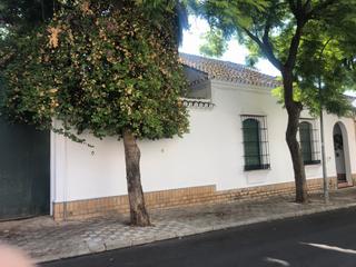 Casa adossada a Bollullos de la Mitación. Casa adosada en centro