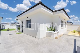 House in Oromana. Amplitud y piscina en campo alegre